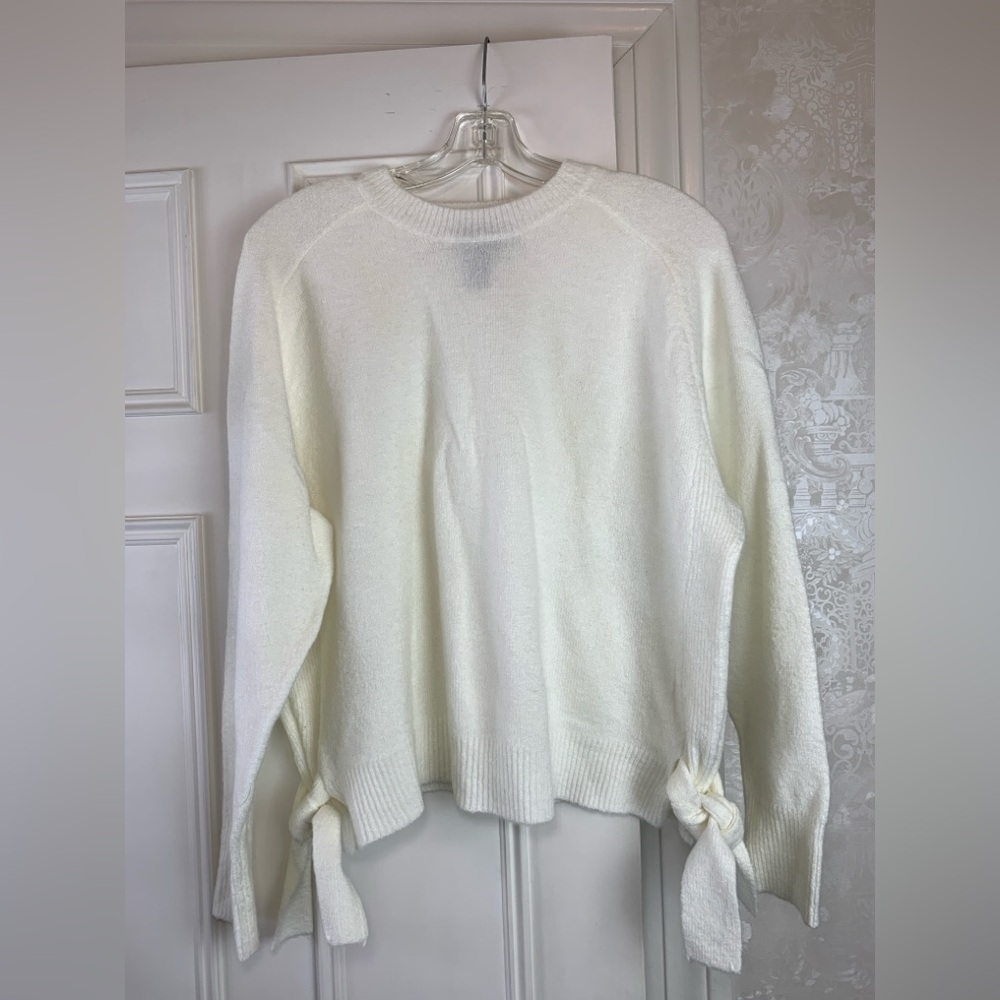 Very soft, white sweater. Hooked Up by I.O.T